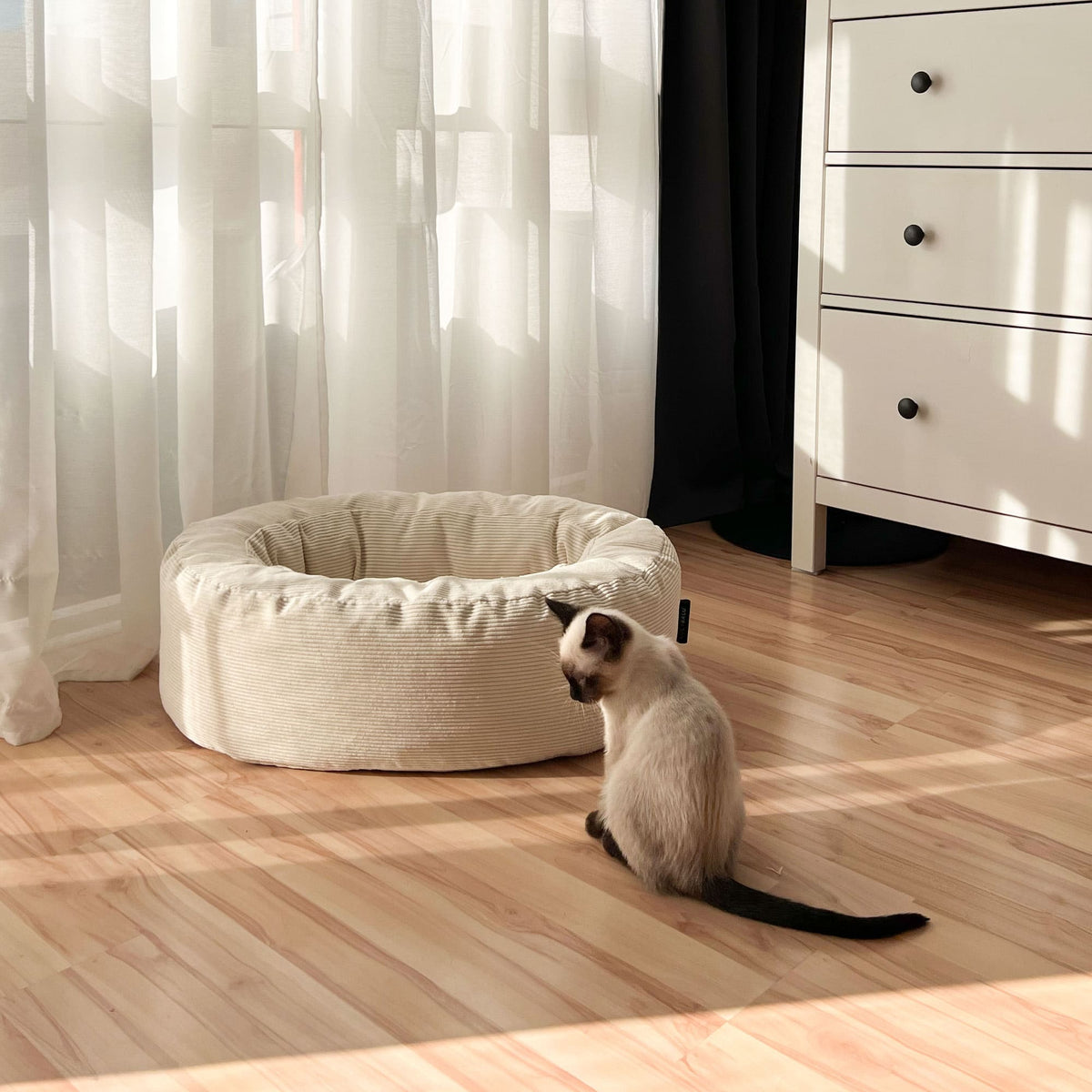 Plüsch-Katzenbett-Sand-1